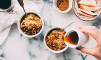 Overnight oats with apples and cinnamon